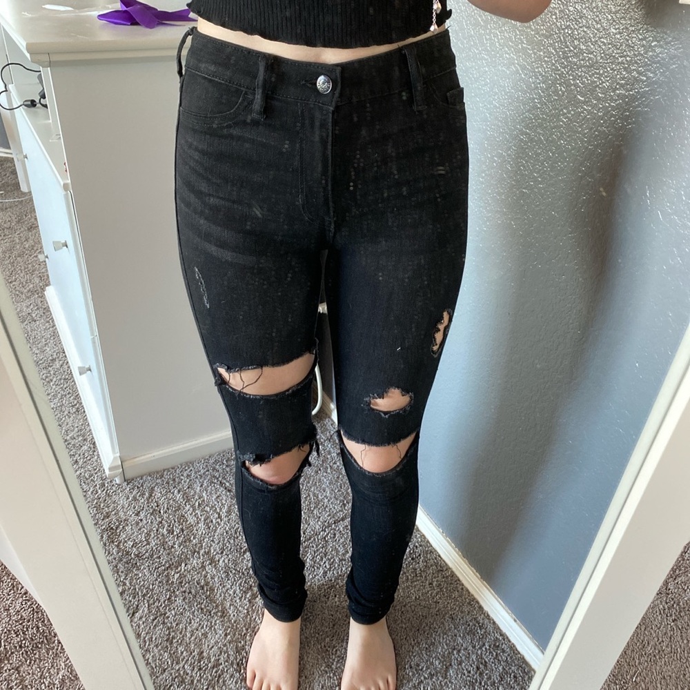•black ripped jeans